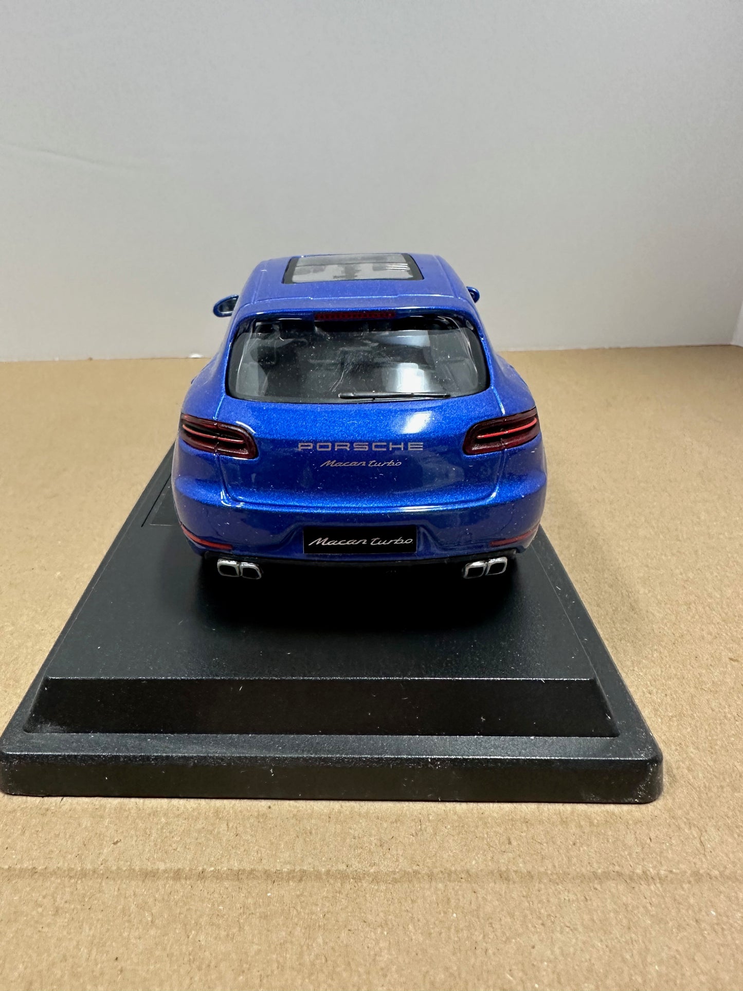 Bburago 1:24 Scale PORSCHE MACAN TURBO DIECAST