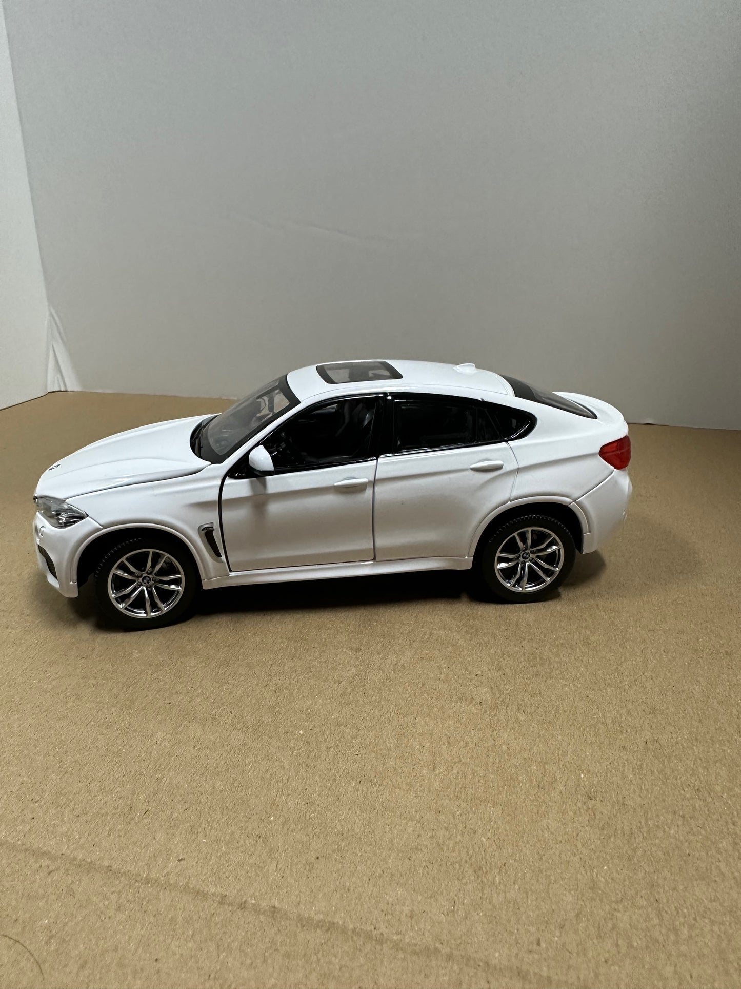 Rastar 1:24 BMW X6 M WHITE SUV Coupe Alloy Car Model Diecasts