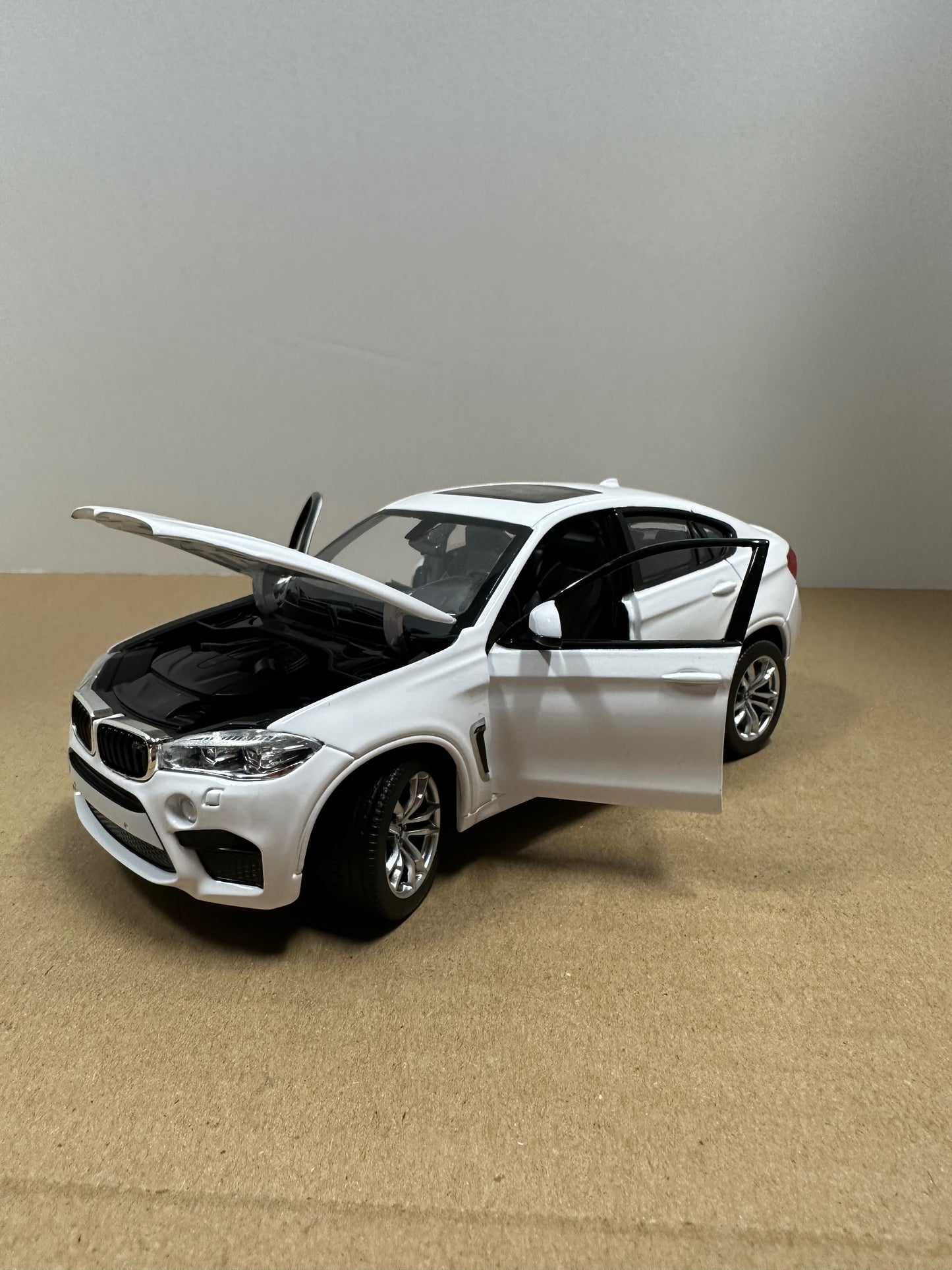 Rastar 1:24 BMW X6 M WHITE SUV Coupe Alloy Car Model Diecasts