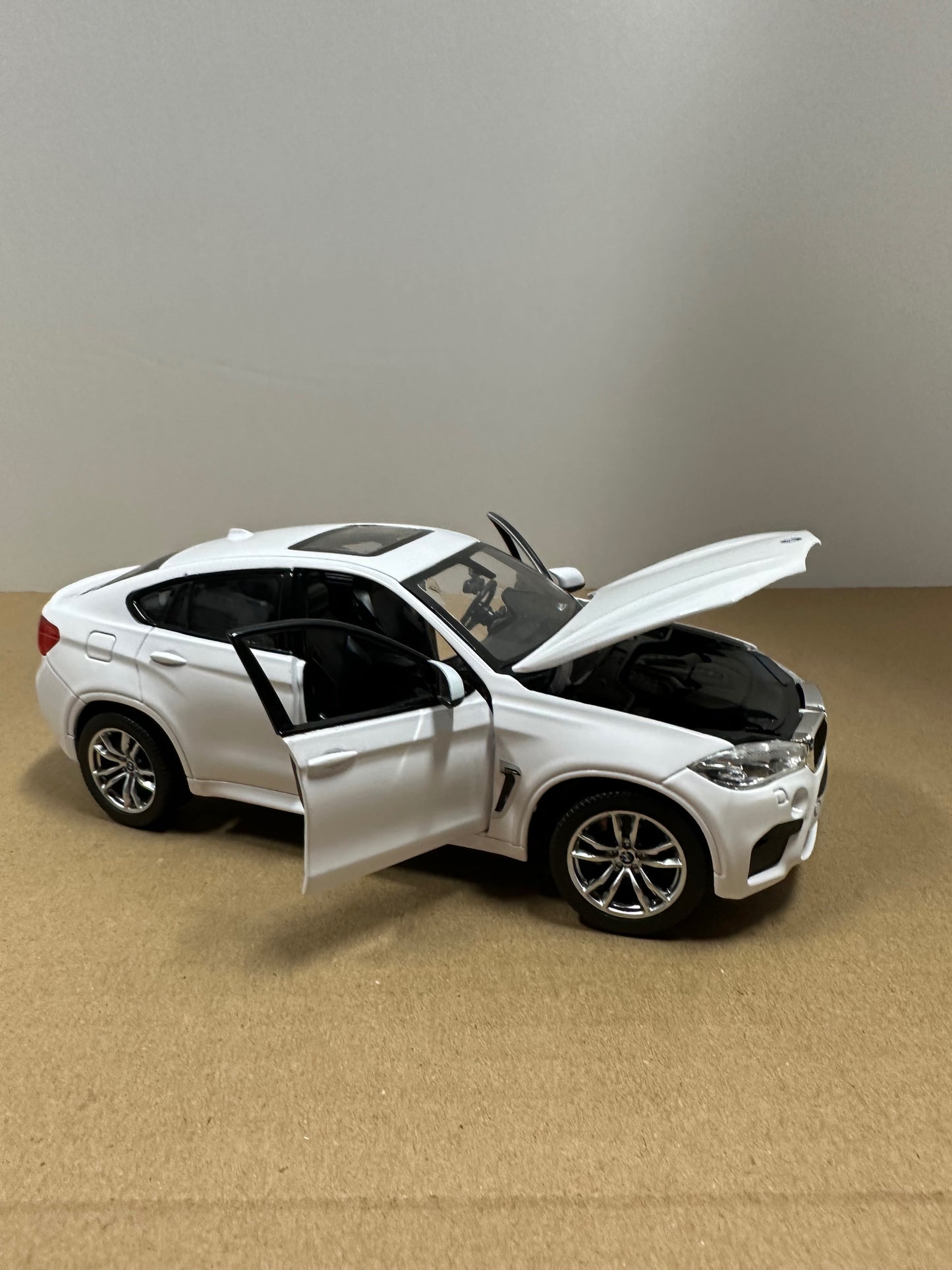 Rastar 1:24 BMW X6 M WHITE SUV Coupe Alloy Car Model Diecasts