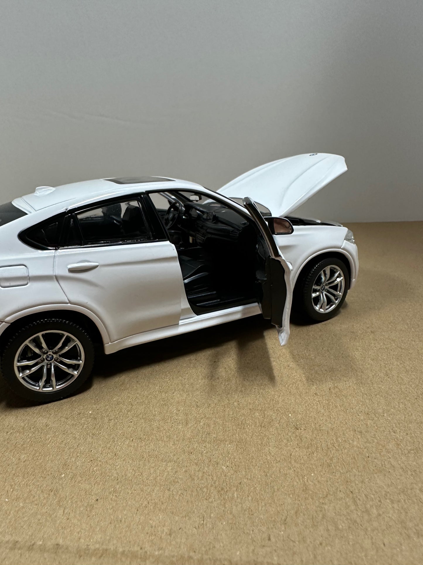 Rastar 1:24 BMW X6 M WHITE SUV Coupe Alloy Car Model Diecasts