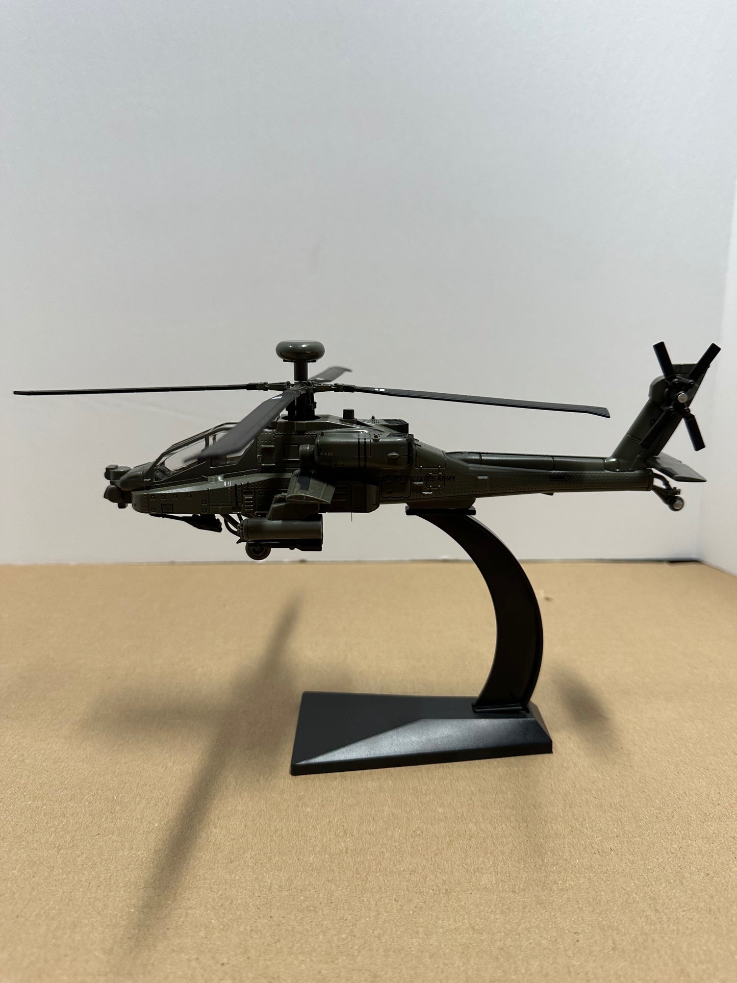 1:64 Scale American Fighter AH-64D Helicopter Diecast