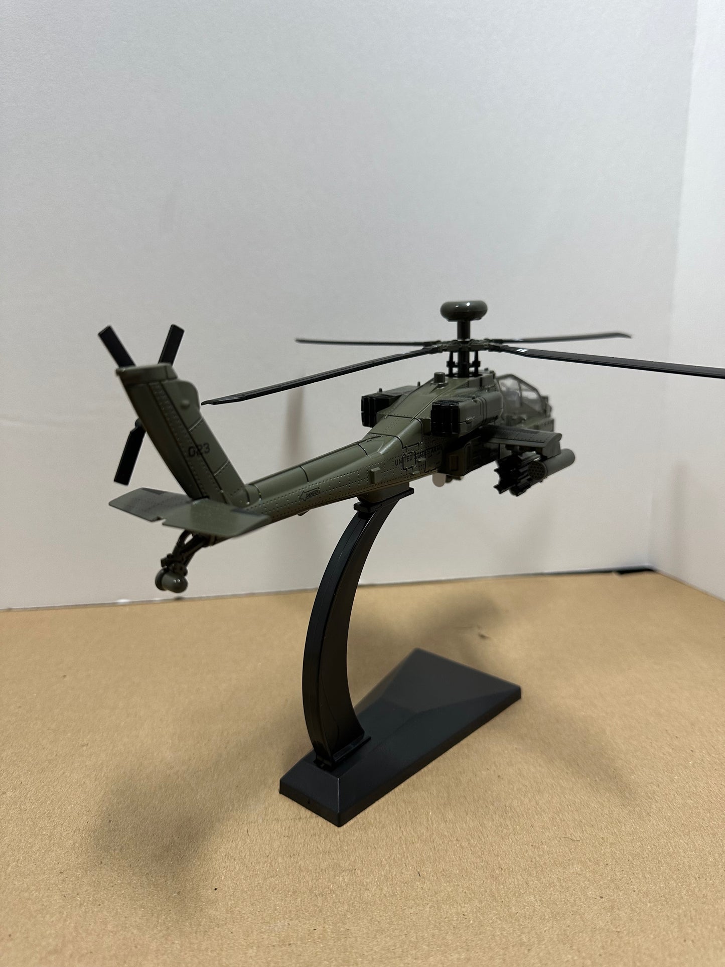 1:64 Scale American Fighter AH-64D Helicopter Diecast