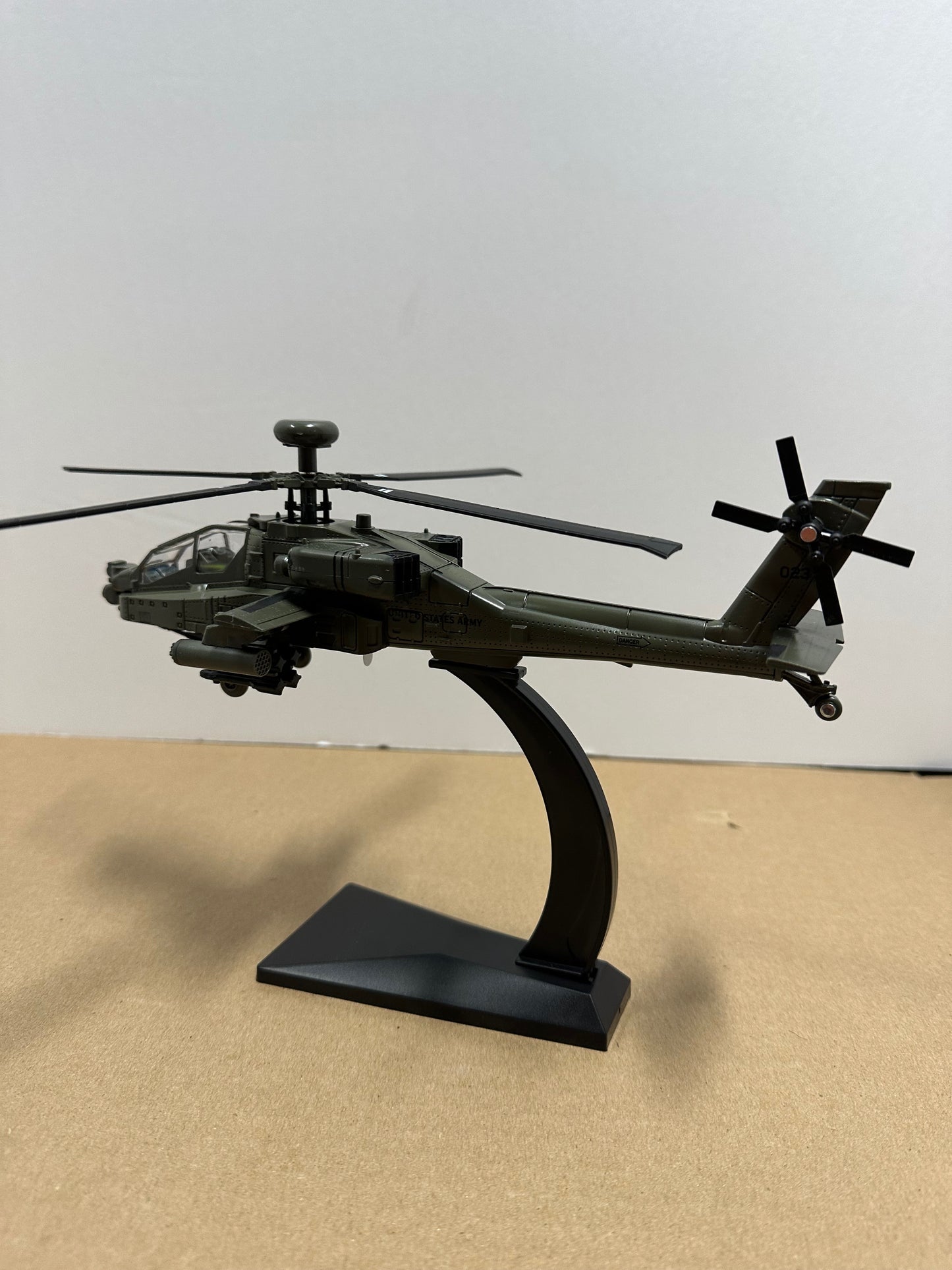 1:64 Scale American Fighter AH-64D Helicopter Diecast