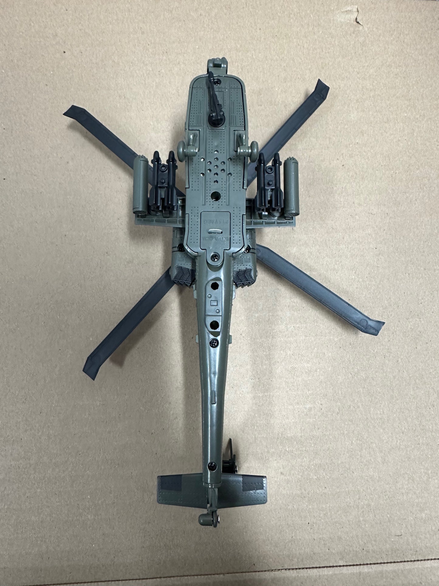 1:64 Scale American Fighter AH-64D Helicopter Diecast