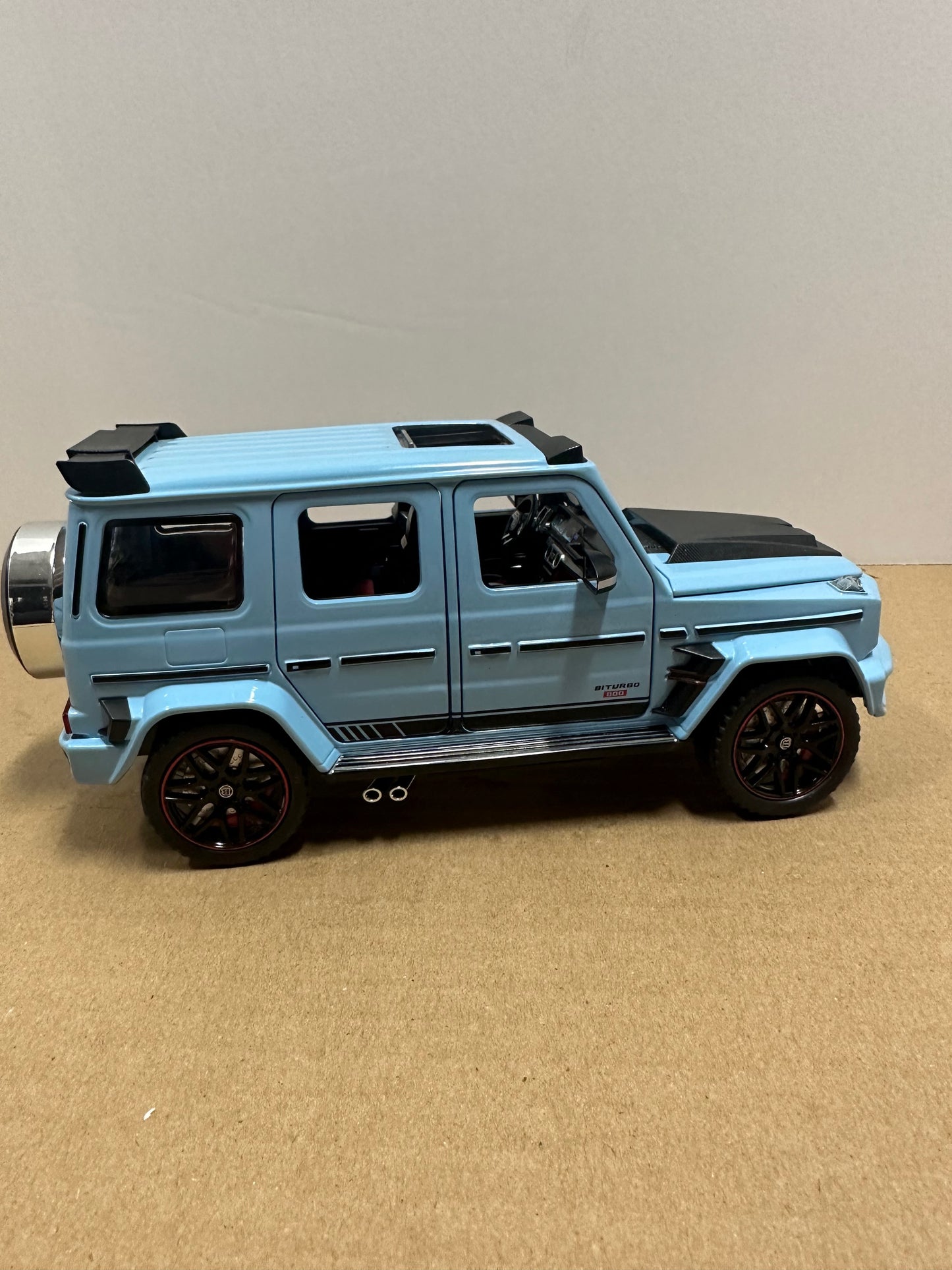 1:24 Mercedes-Benz BRABUS G800 With LED Headlight Tail Light Diecast