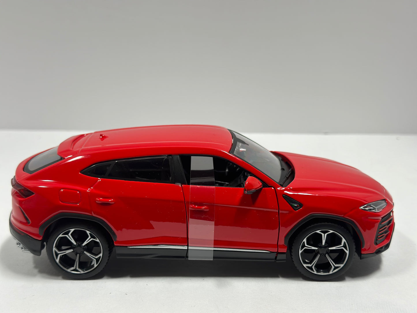 Maisto 1:24 Lamborghini Urus Diecast