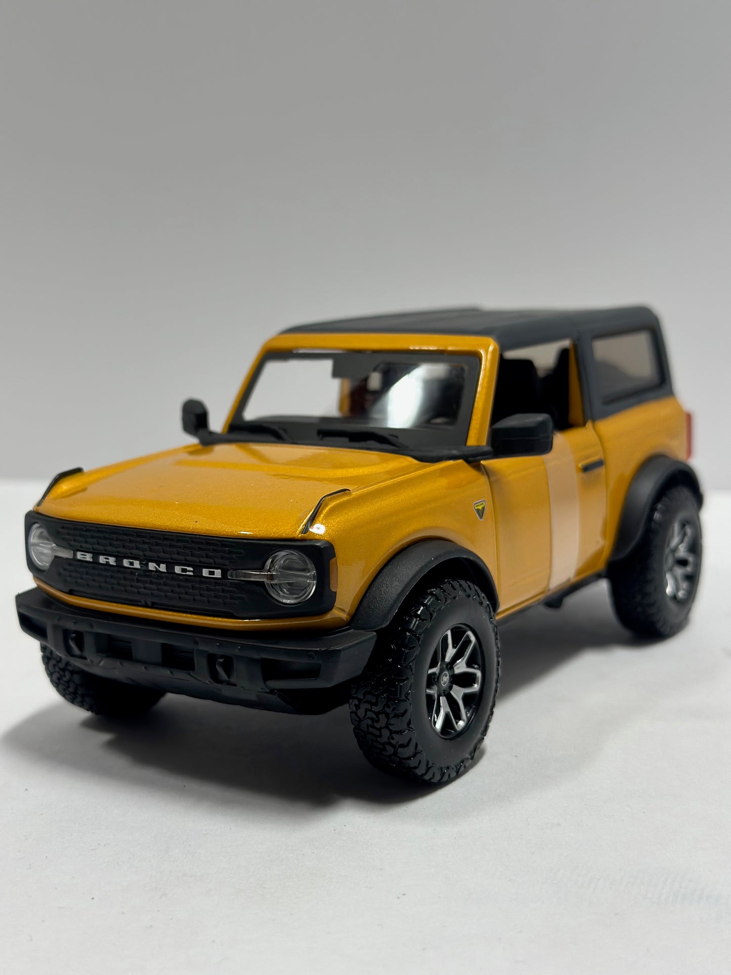 MAISTO 1:24 2021 FORD BRONCO BADLANDS 2 DOOR DIECAST