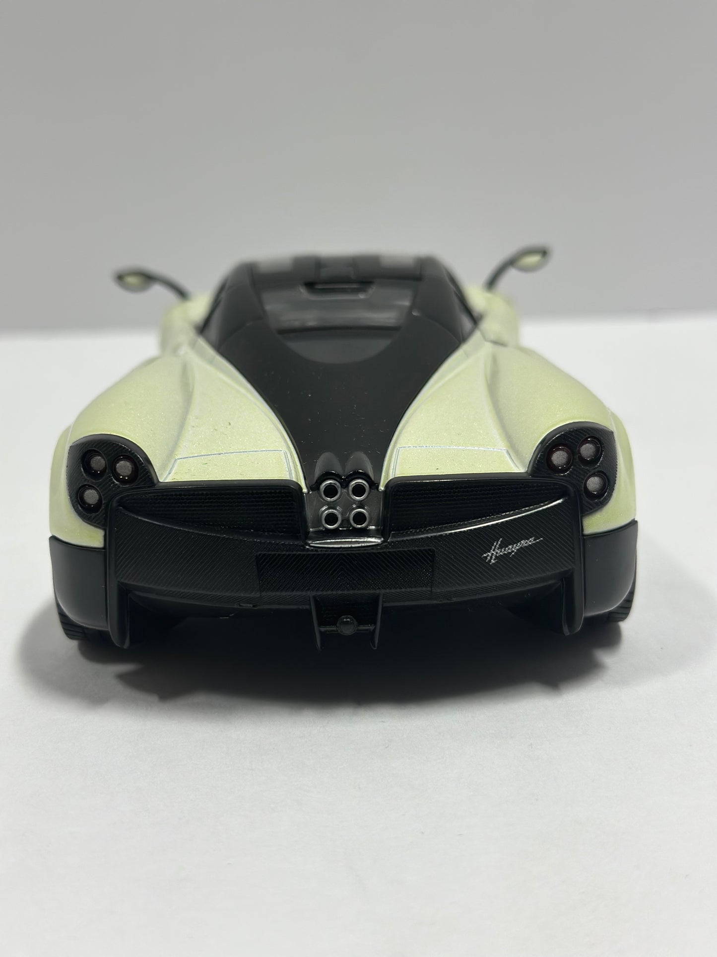 Welly 1:24 Pagani Huayra Diecast