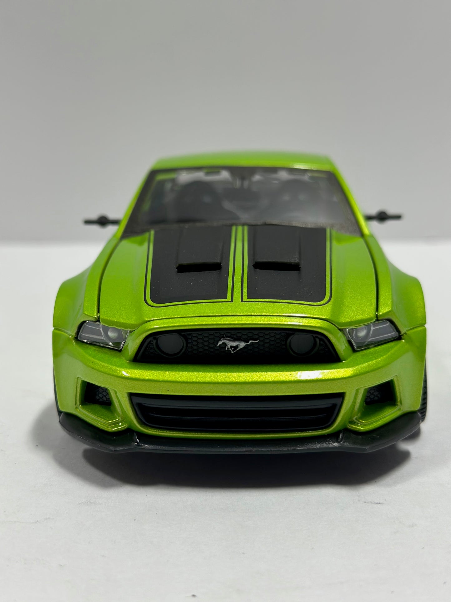 Maisto 1:24 2014 Ford Mustang Street Race Wide Body Kit