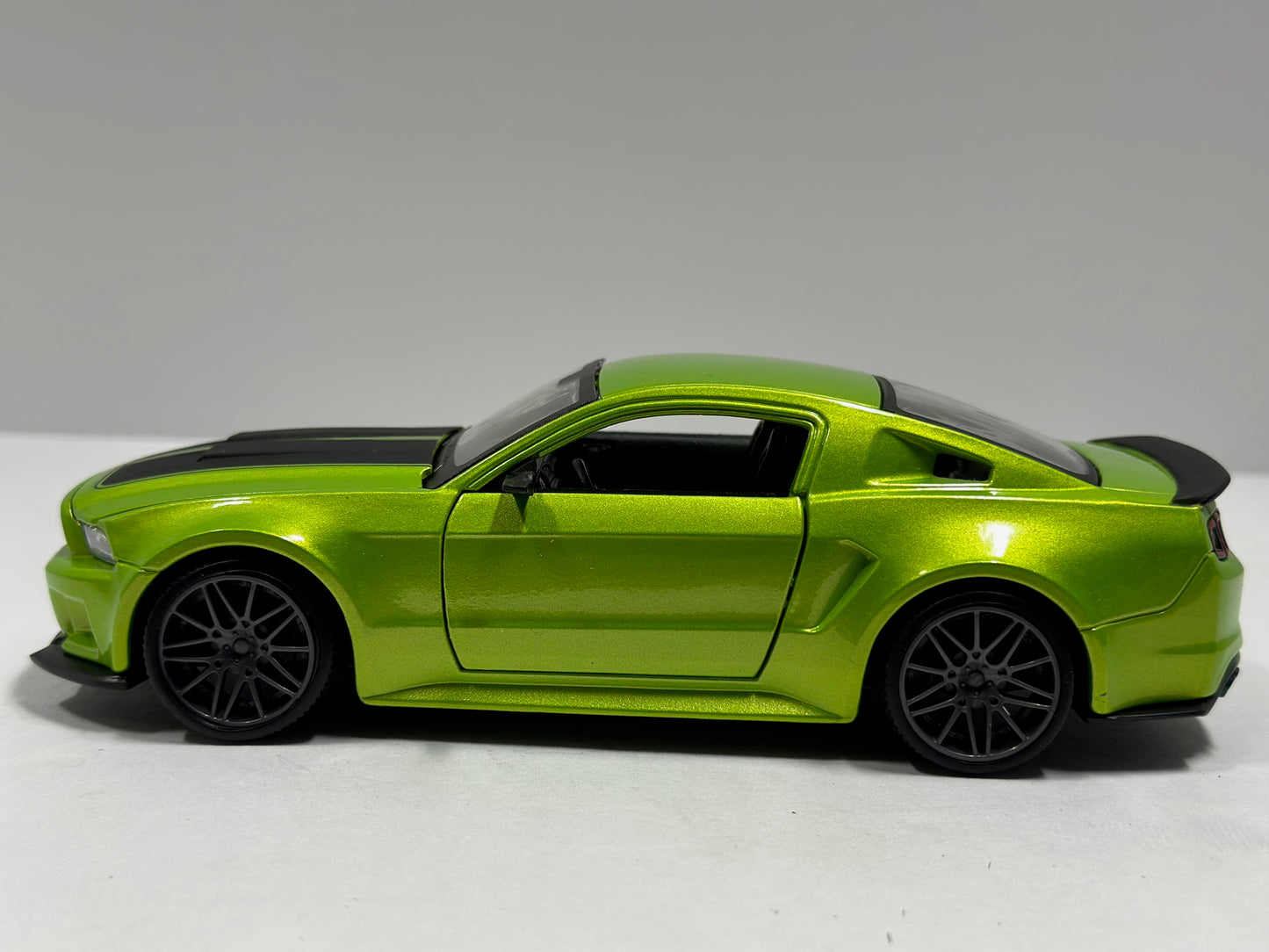 Maisto 1:24 2014 Ford Mustang Street Race Wide Body Kit