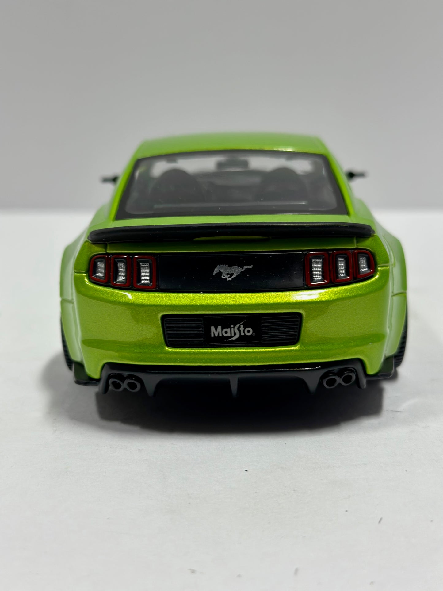 Maisto 1:24 2014 Ford Mustang Street Race Wide Body Kit