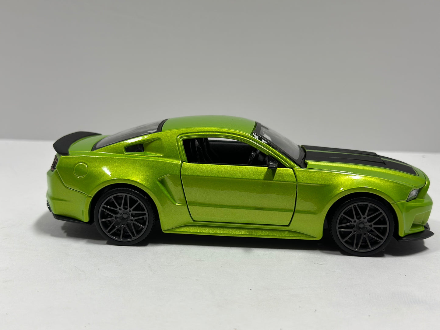 Maisto 1:24 2014 Ford Mustang Street Race Wide Body Kit