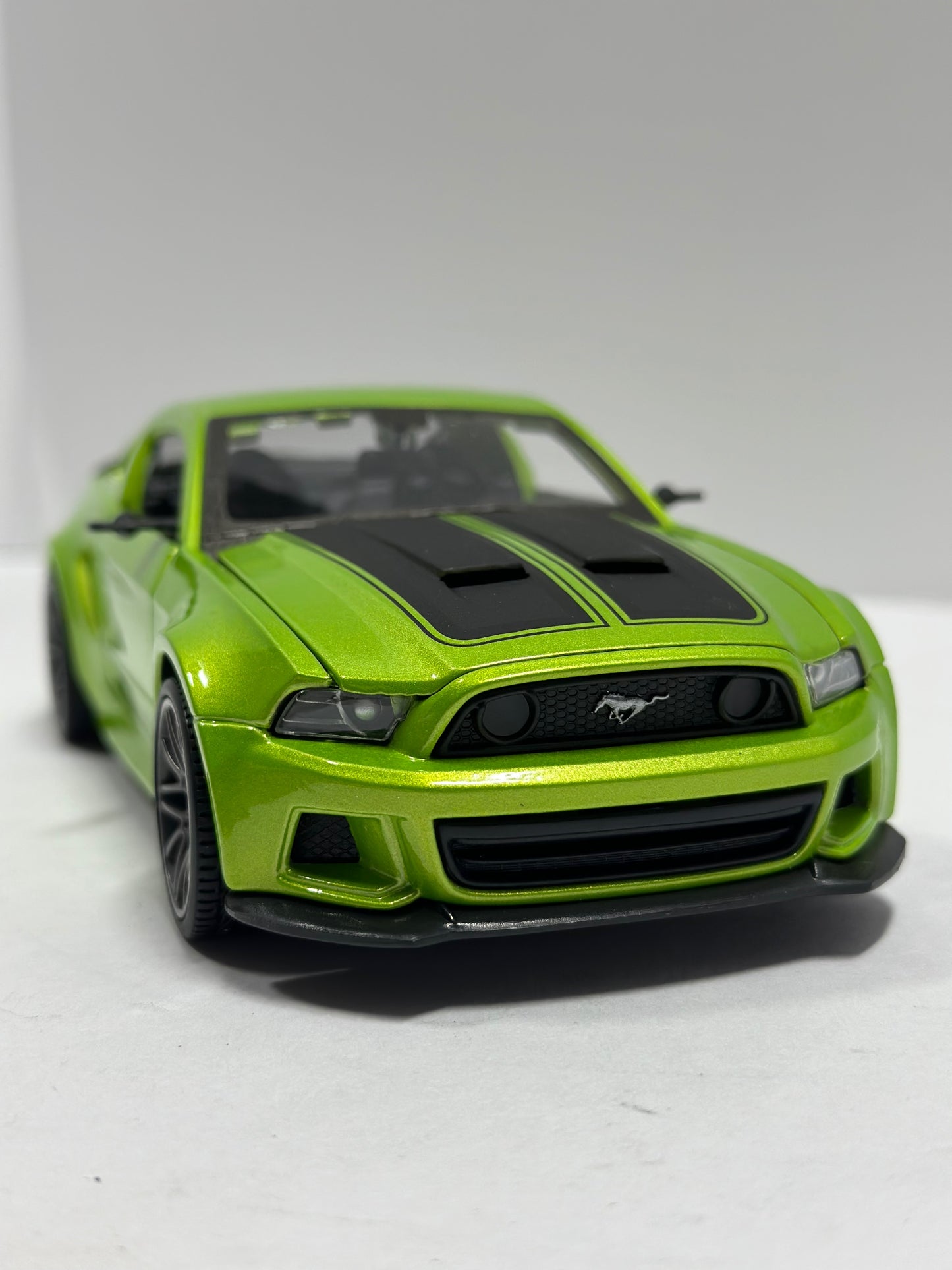 Maisto 1:24 2014 Ford Mustang Street Race Wide Body Kit