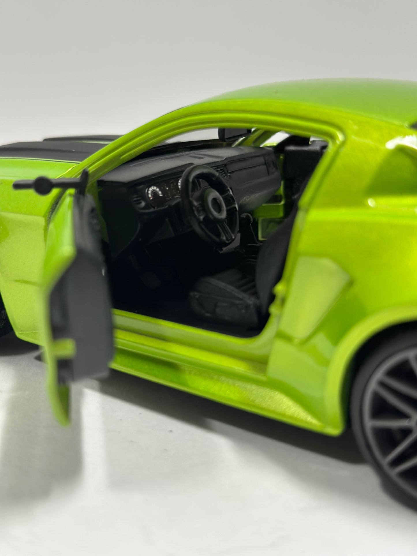 Maisto 1:24 2014 Ford Mustang Street Race Wide Body Kit