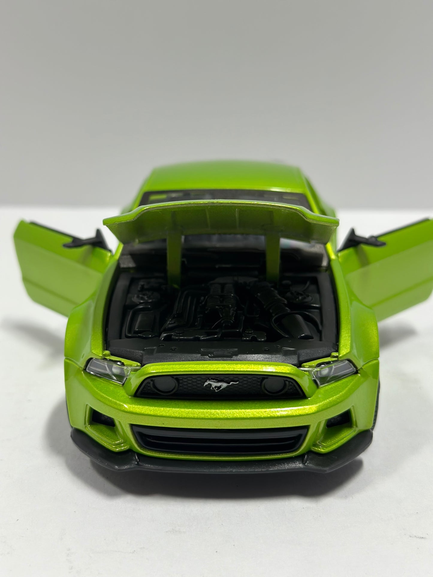 Maisto 1:24 2014 Ford Mustang Street Race Wide Body Kit