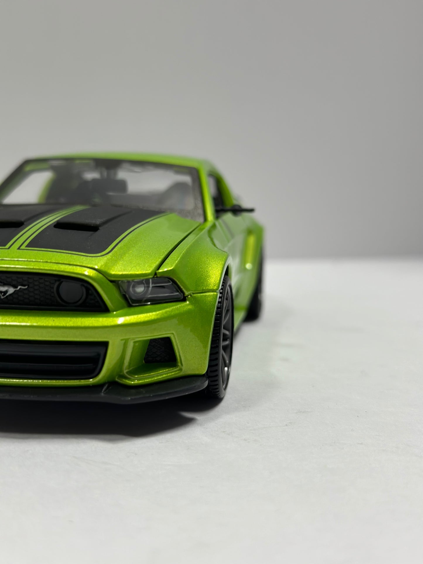 Maisto 1:24 2014 Ford Mustang Street Race Wide Body Kit