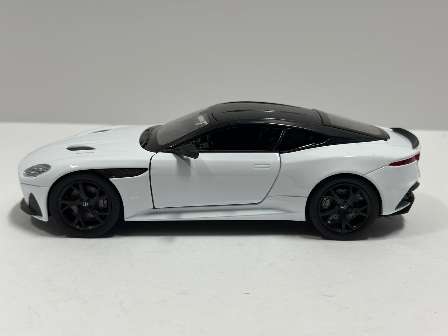 Welly 1:24 Aston Martin DBS Superleggera Diecast