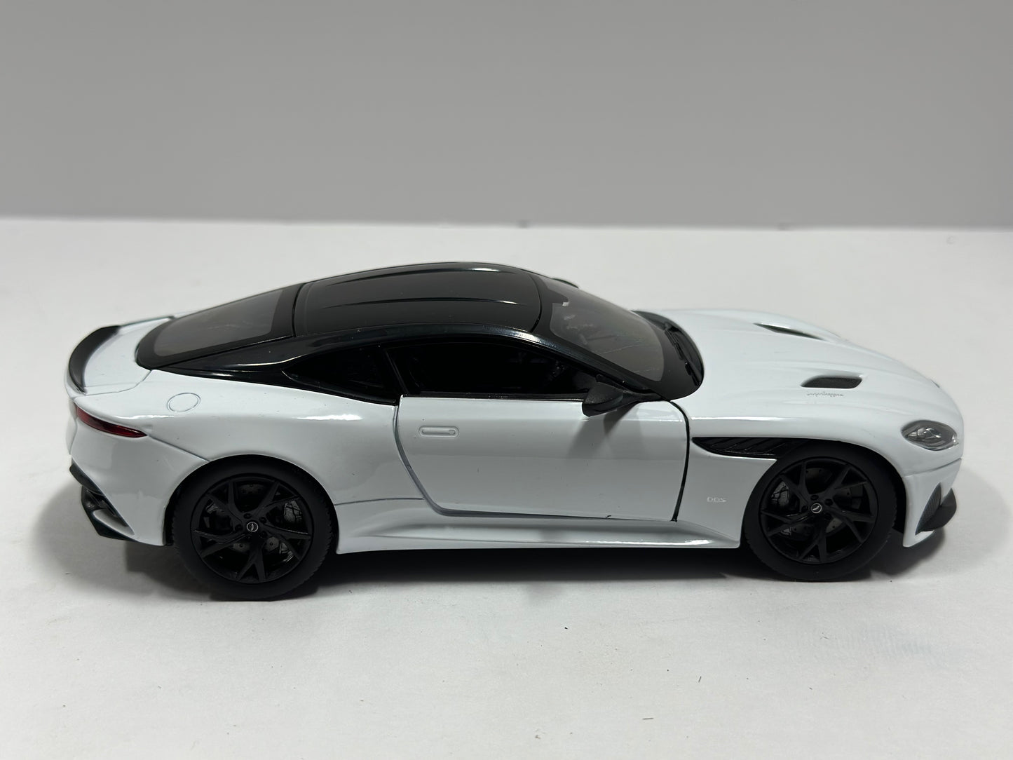 Welly 1:24 Aston Martin DBS Superleggera Diecast