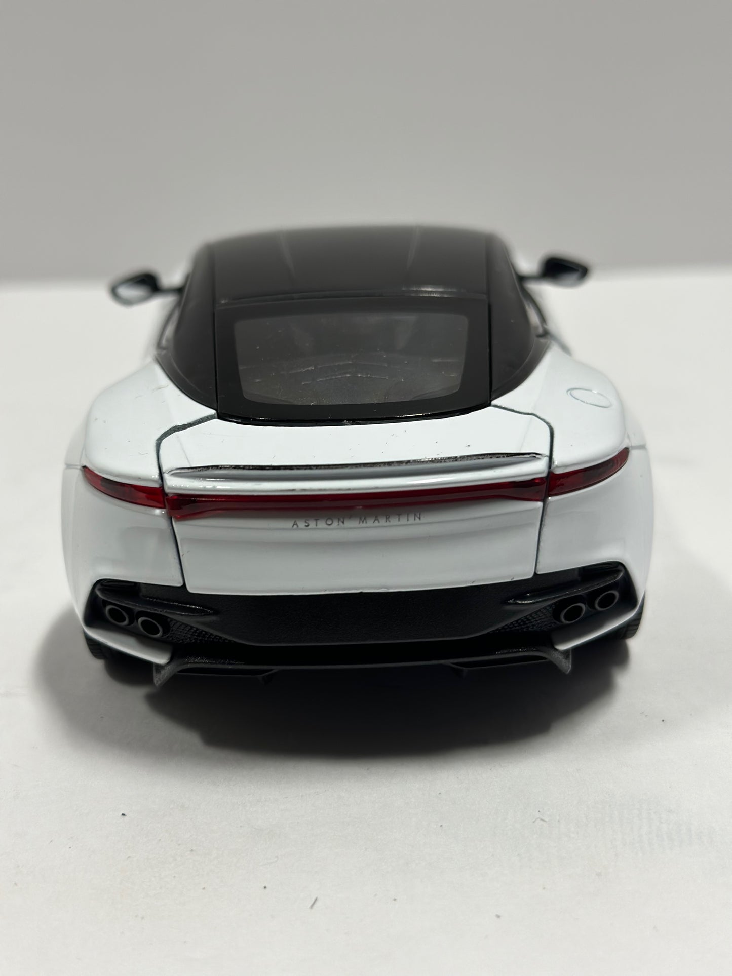 Welly 1:24 Aston Martin DBS Superleggera Diecast