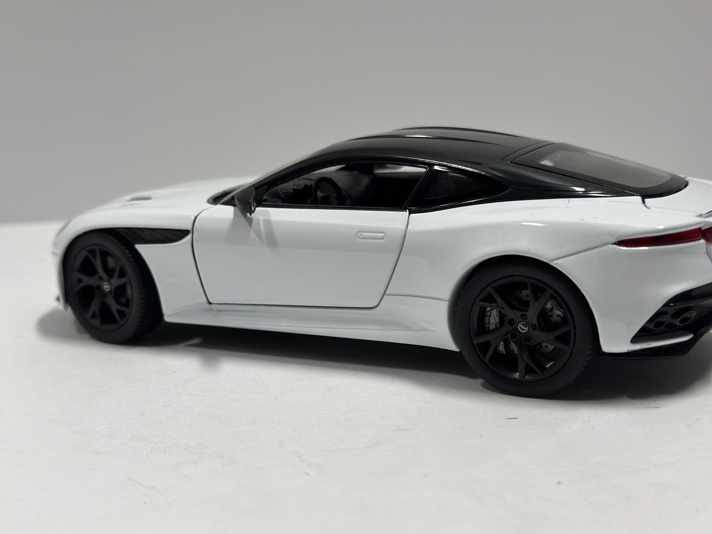 Welly 1:24 Aston Martin DBS Superleggera Diecast