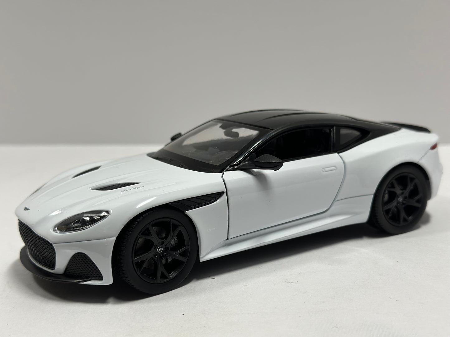 Welly 1:24 Aston Martin DBS Superleggera Diecast