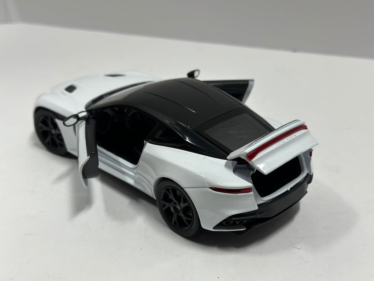 Welly 1:24 Aston Martin DBS Superleggera Diecast