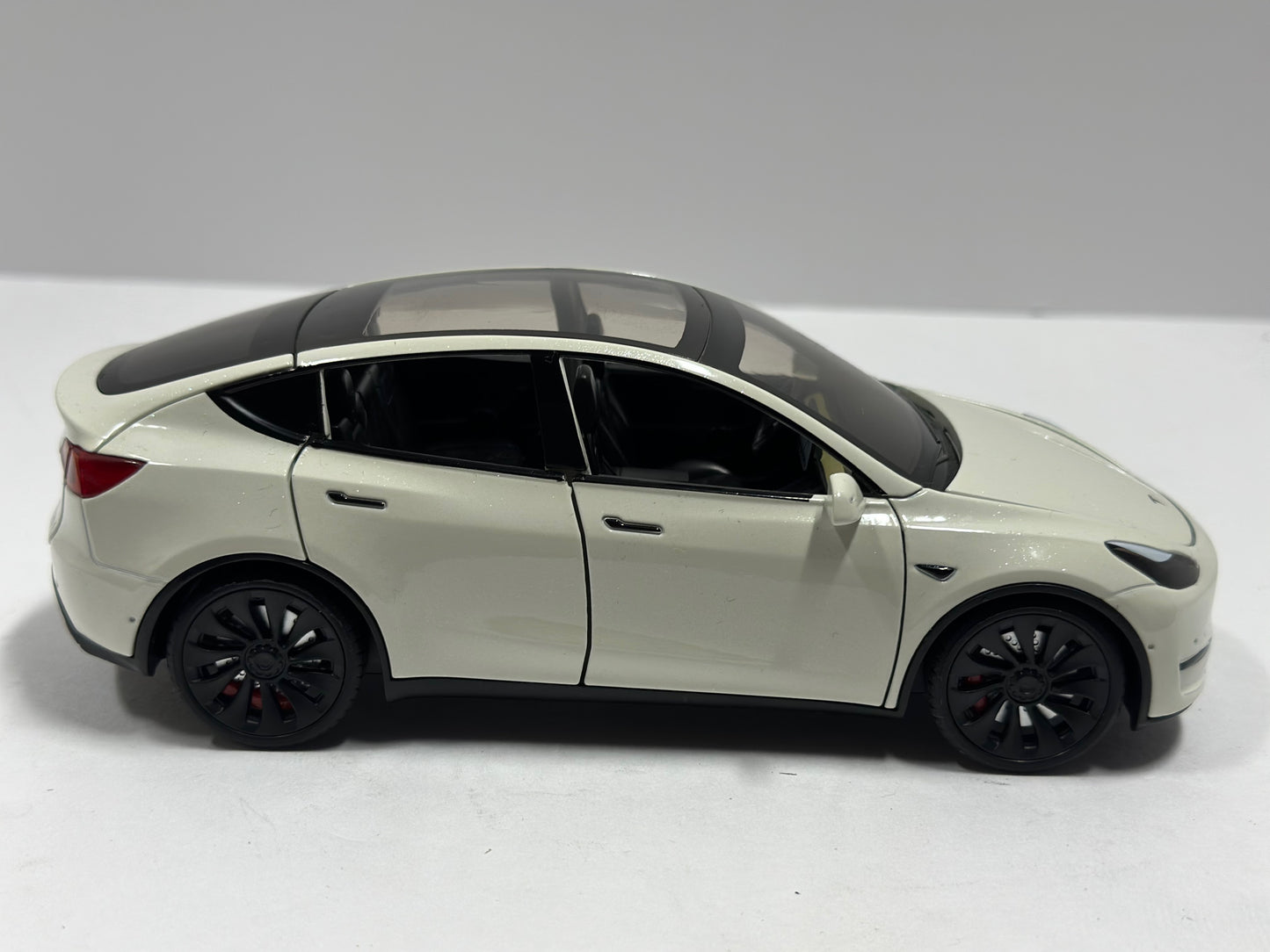 1:24 Tesla Model Y Diecast With Headlight & Taillight LED