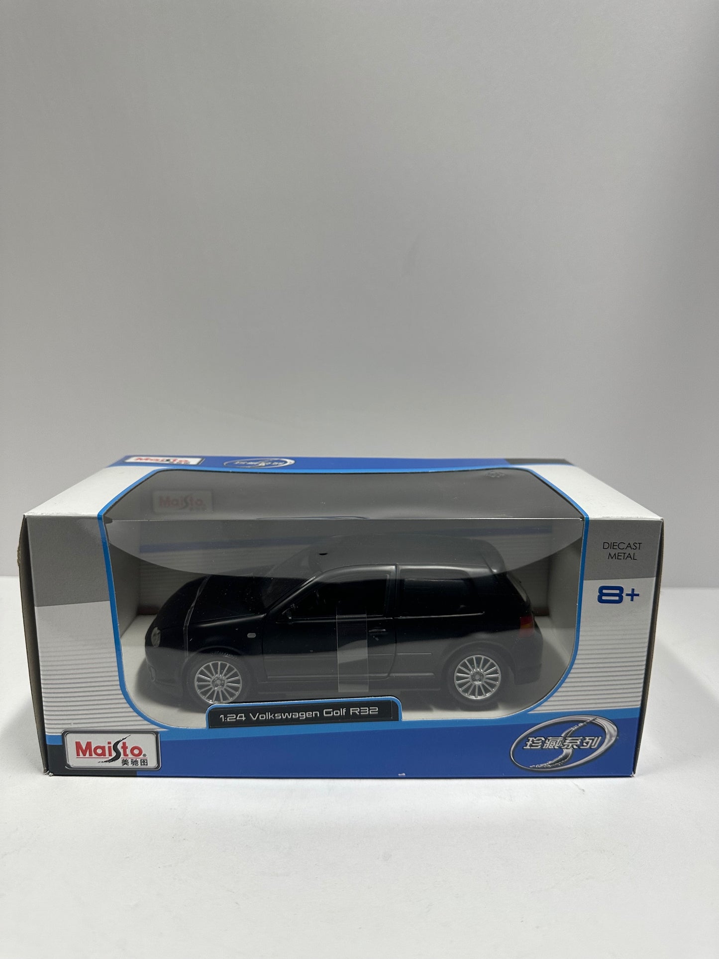 Maisto 1:24 Volkswagen Golf R32 Diecast