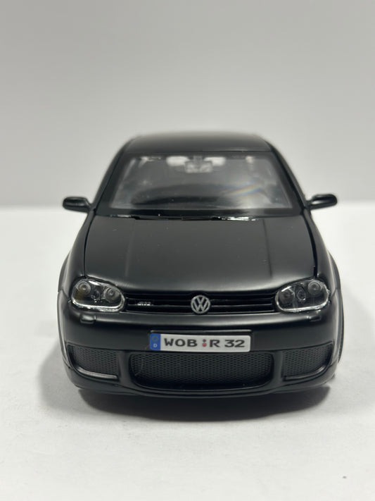 Maisto 1:24 Volkswagen Golf R32 Diecast