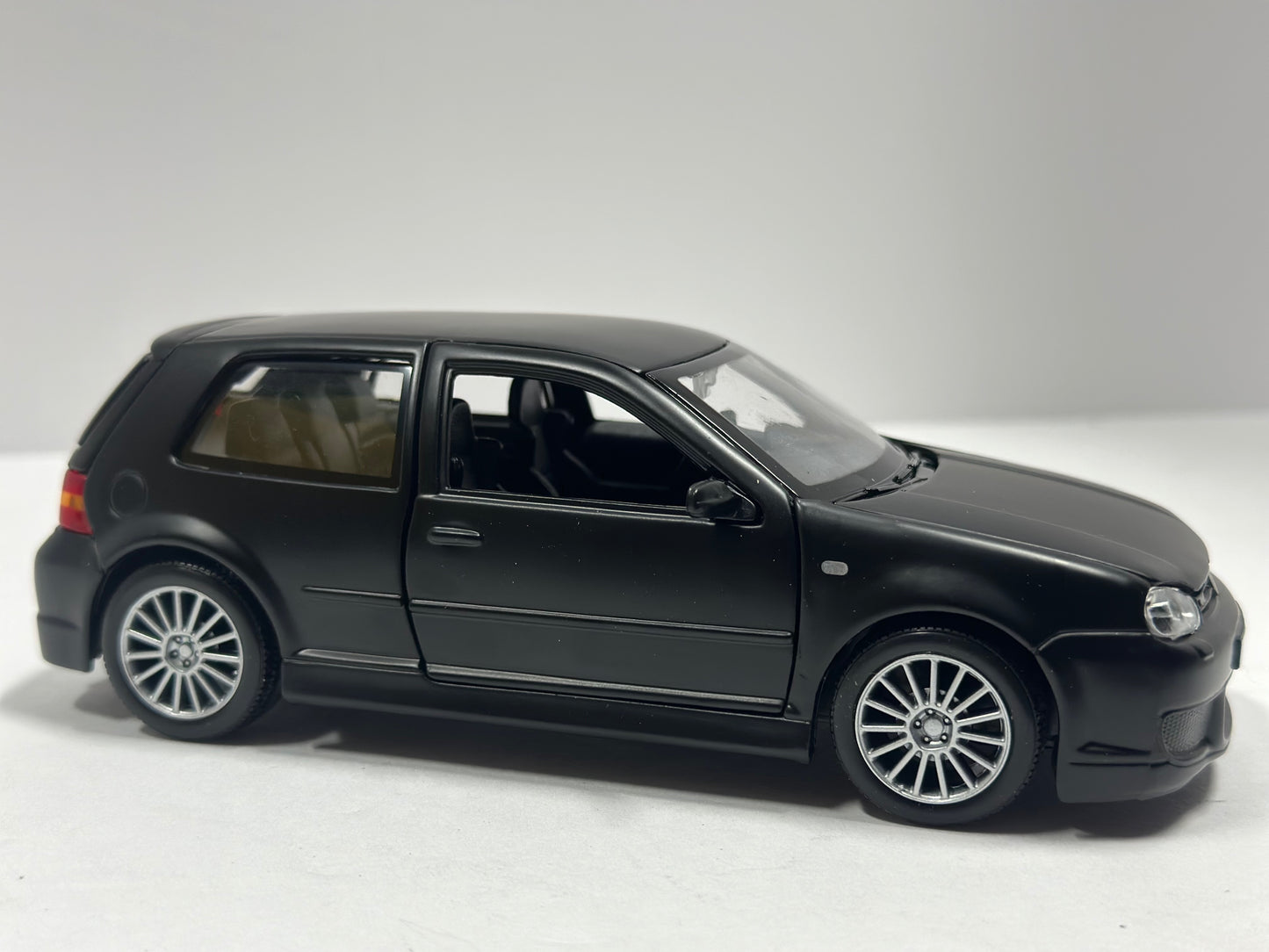 Maisto 1:24 Volkswagen Golf R32 Diecast