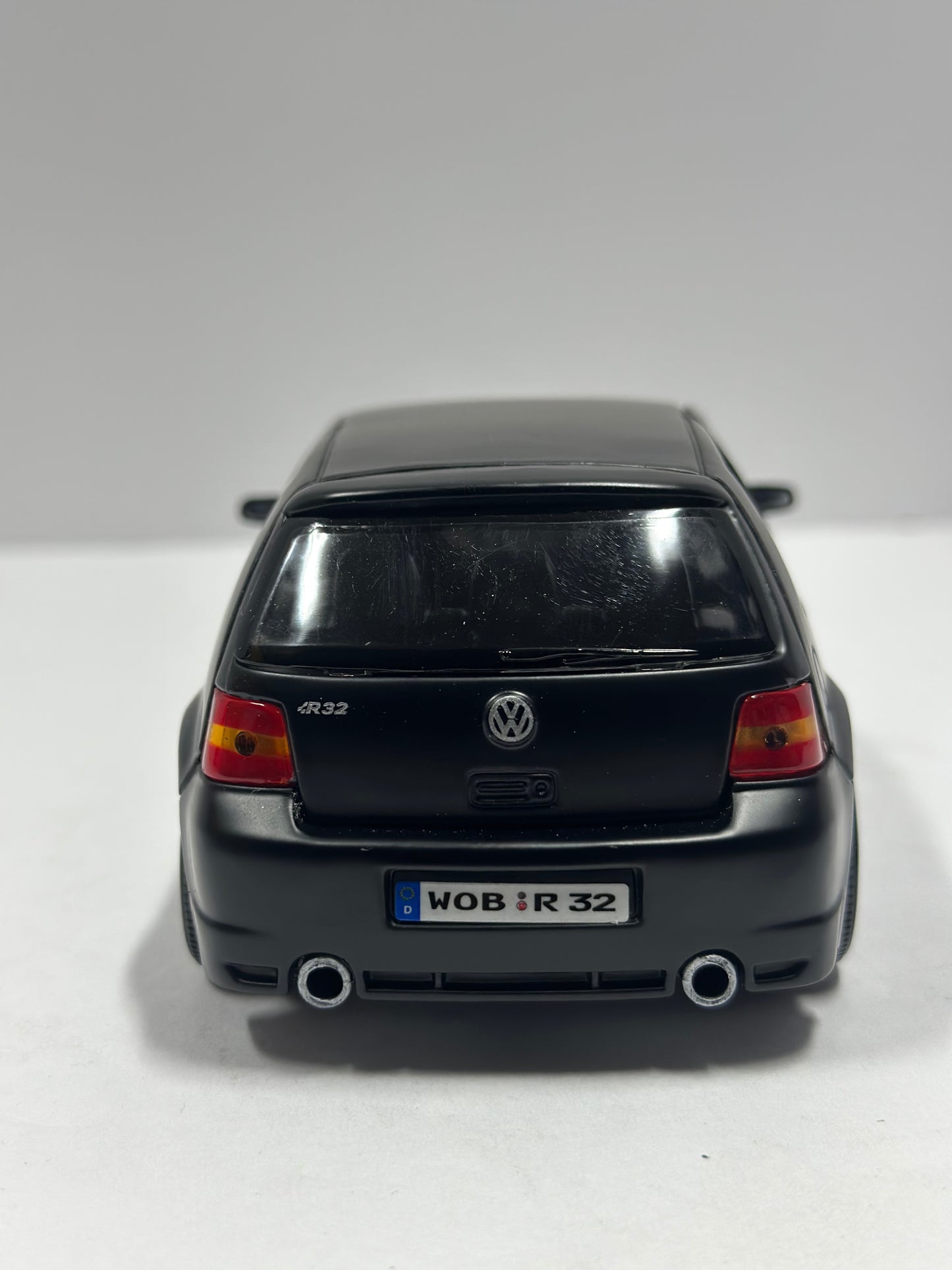 Maisto 1:24 Volkswagen Golf R32 Diecast