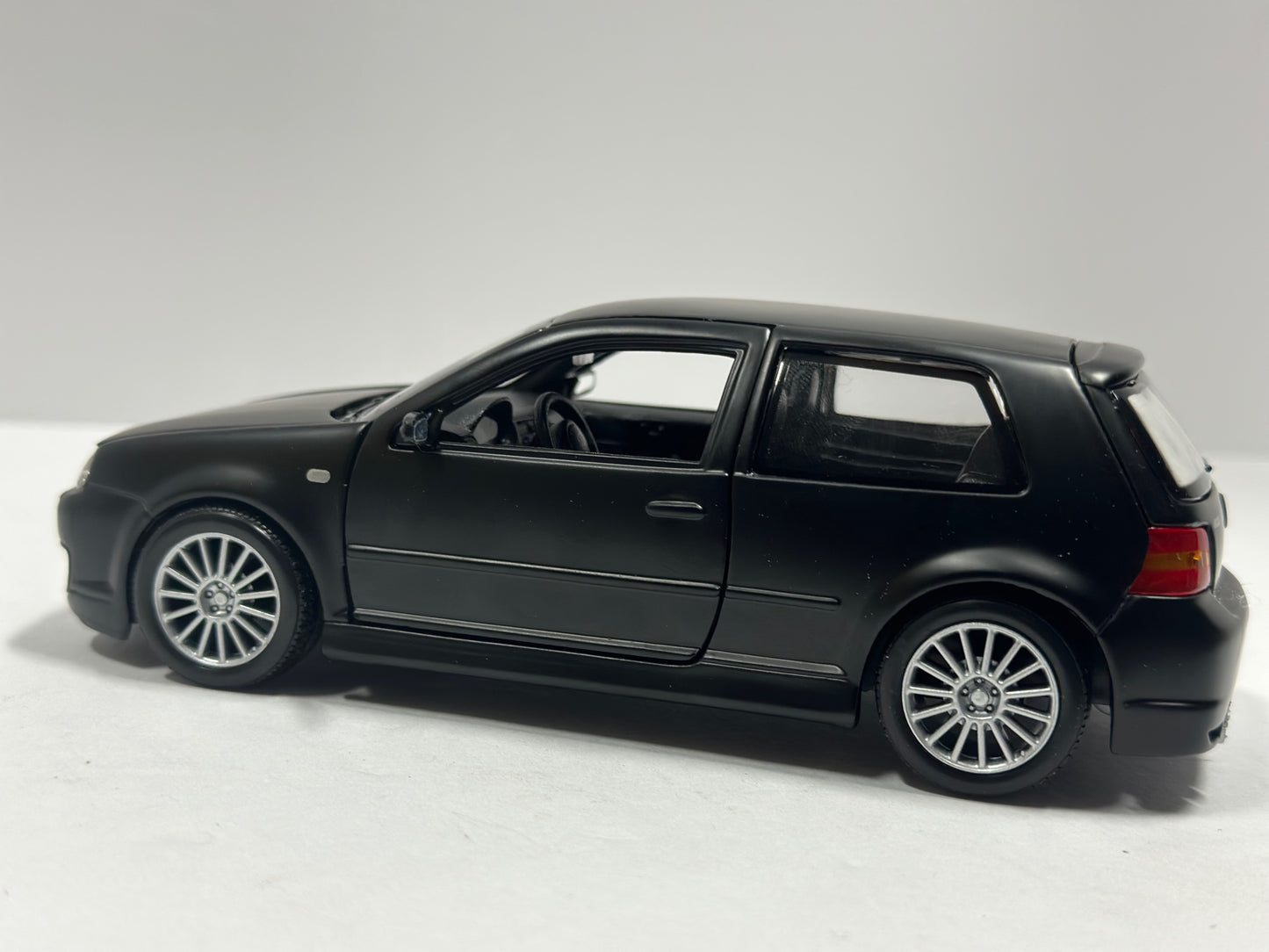 Maisto 1:24 Volkswagen Golf R32 Diecast