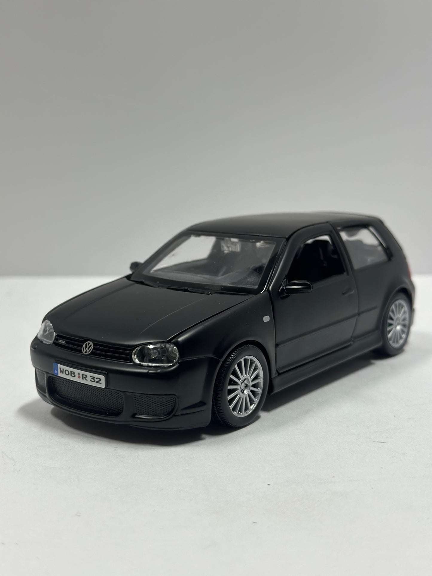 Maisto 1:24 Volkswagen Golf R32 Diecast