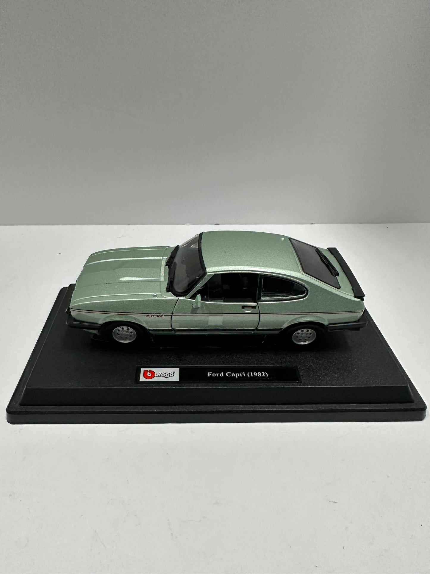 BbURAGO 1:24 1982 FORD CAPRI Diecast