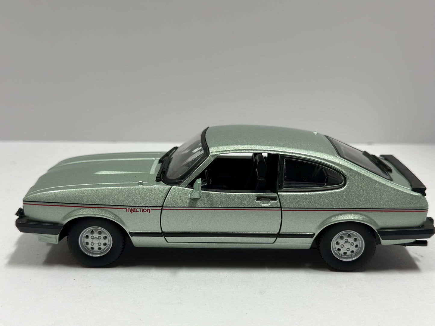 BbURAGO 1:24 1982 FORD CAPRI Diecast