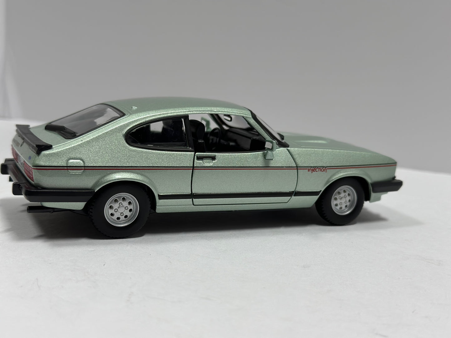 BbURAGO 1:24 1982 FORD CAPRI Diecast