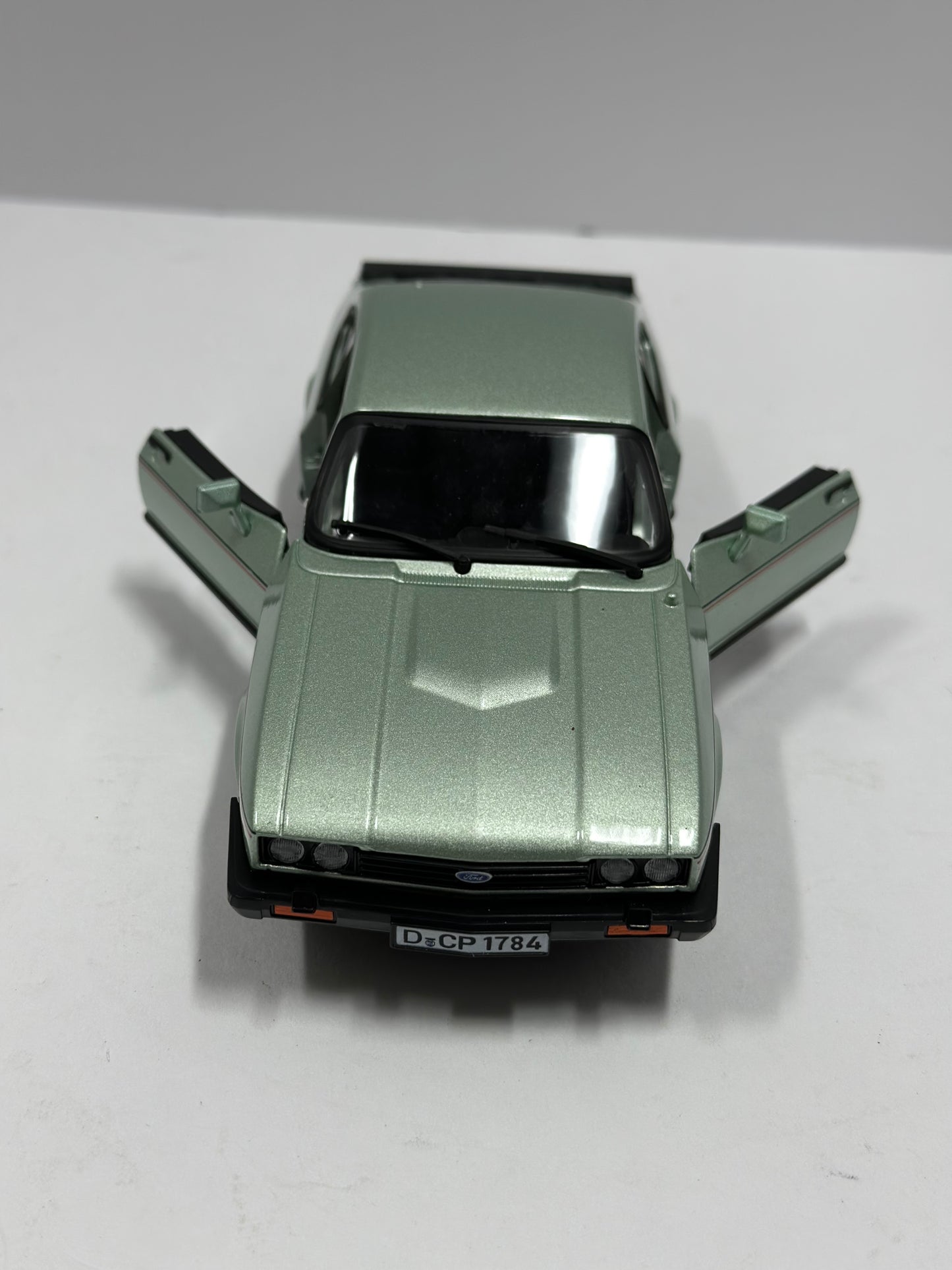 BbURAGO 1:24 1982 FORD CAPRI Diecast