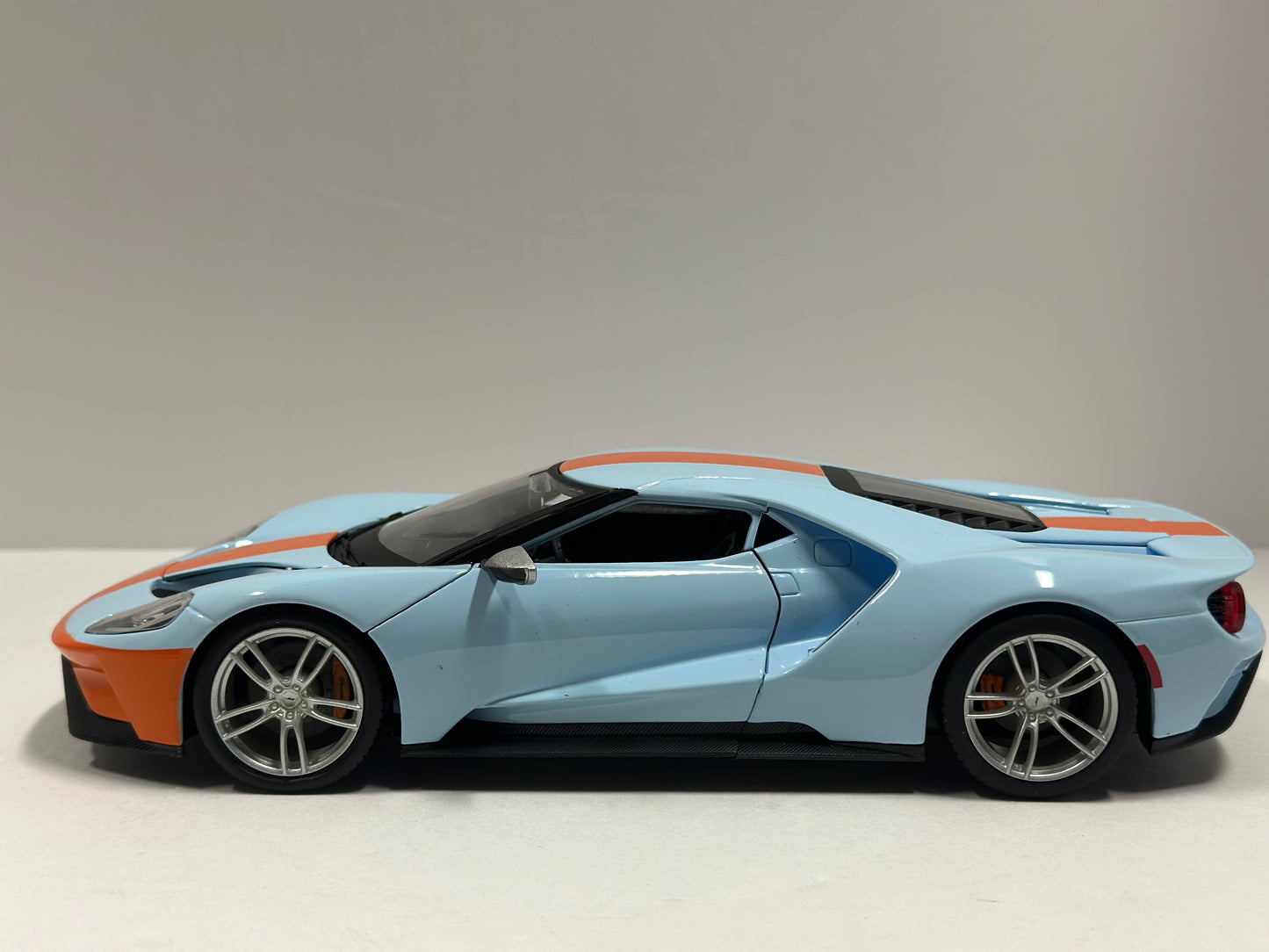 MAISTO 1:18 2022 Ford GT Diecast Blue / Orange Stripe