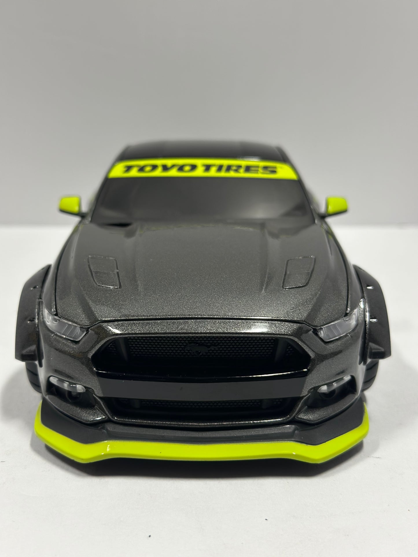 Maisto Design 1:18 2015 Ford Mustang 5.0 With Body Kit Diecast