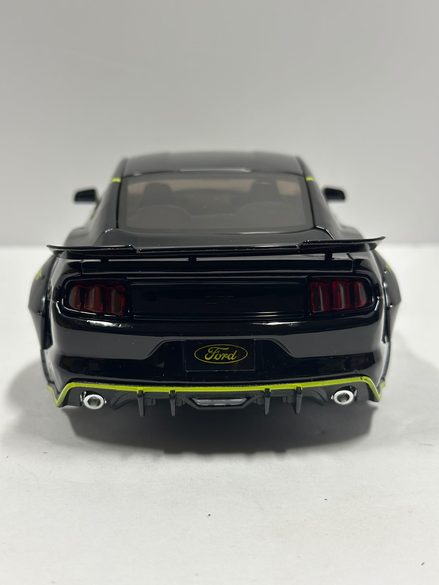 Maisto Design 1:18 2015 Ford Mustang 5.0 With Body Kit Diecast