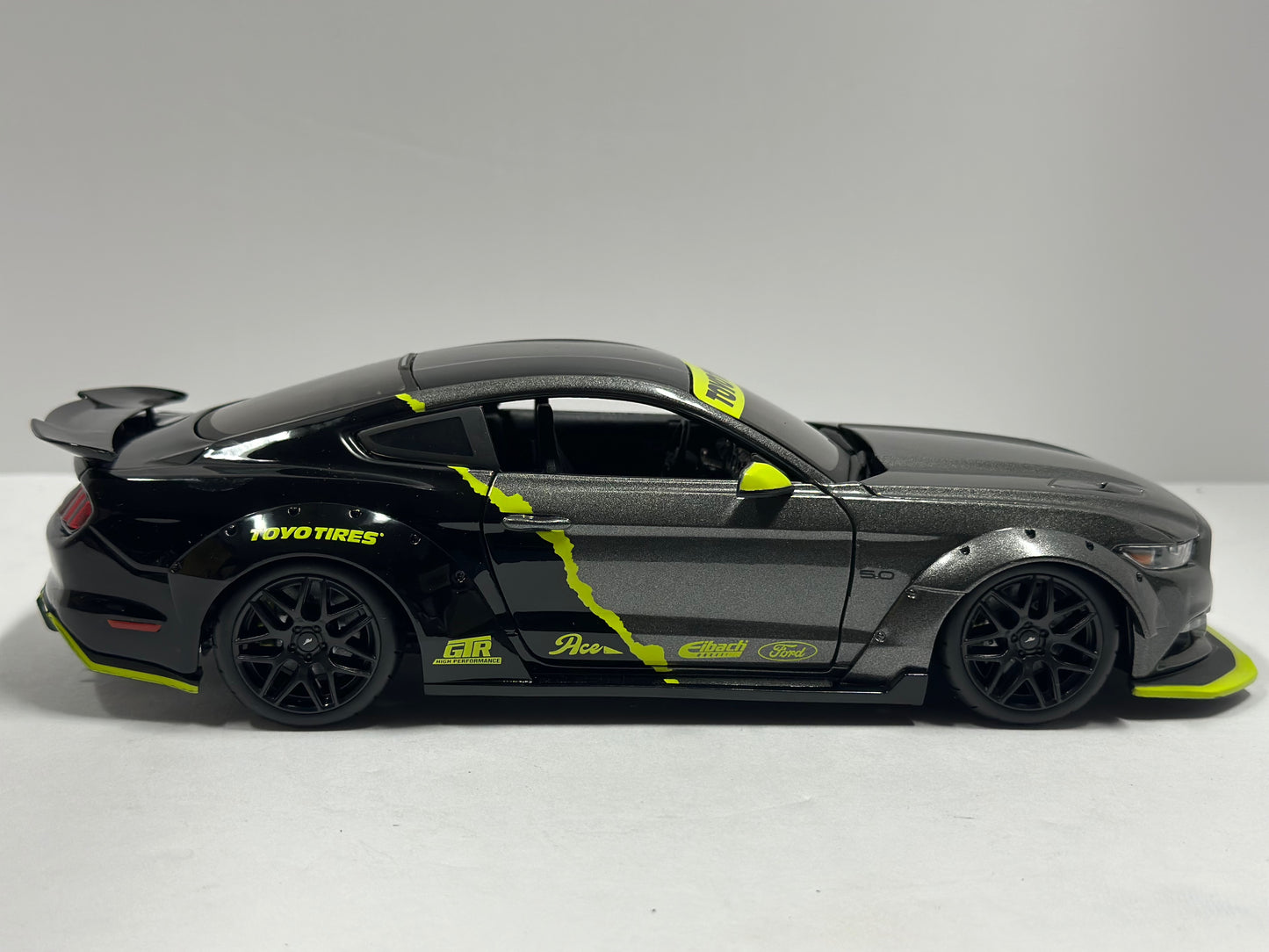 Maisto Design 1:18 2015 Ford Mustang 5.0 With Body Kit Diecast