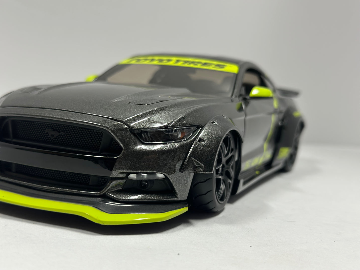 Maisto Design 1:18 2015 Ford Mustang 5.0 With Body Kit Diecast