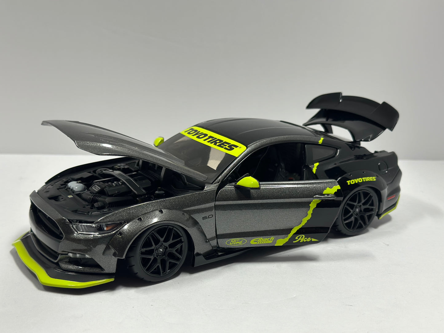 Maisto Design 1:18 2015 Ford Mustang 5.0 With Body Kit Diecast