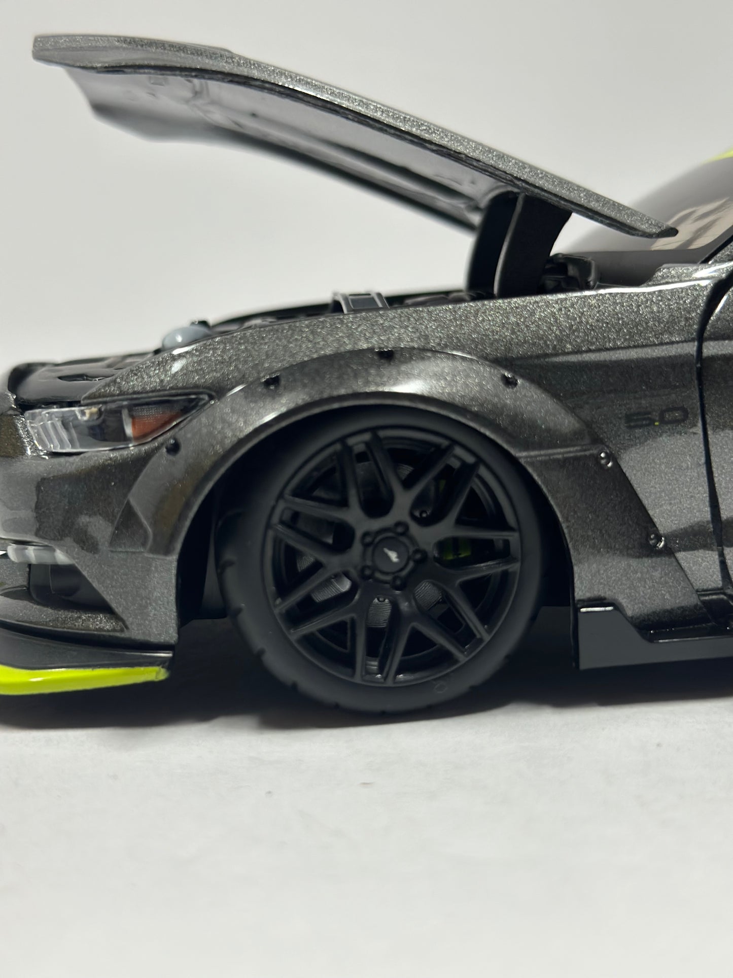 Maisto Design 1:18 2015 Ford Mustang 5.0 With Body Kit Diecast