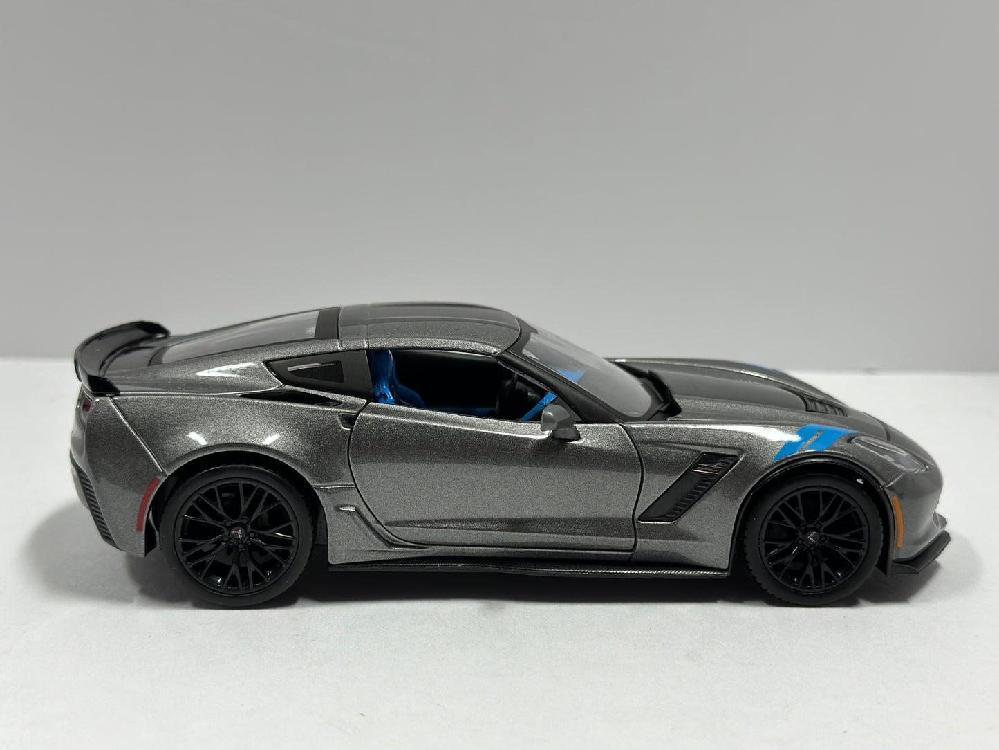 Maisto 1:24 2017 Chrevrolet Corvette Grand Sport Diecast