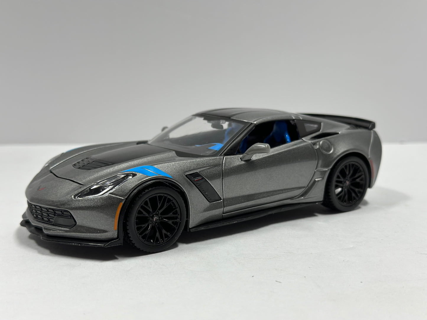 Maisto 1:24 2017 Chrevrolet Corvette Grand Sport Diecast