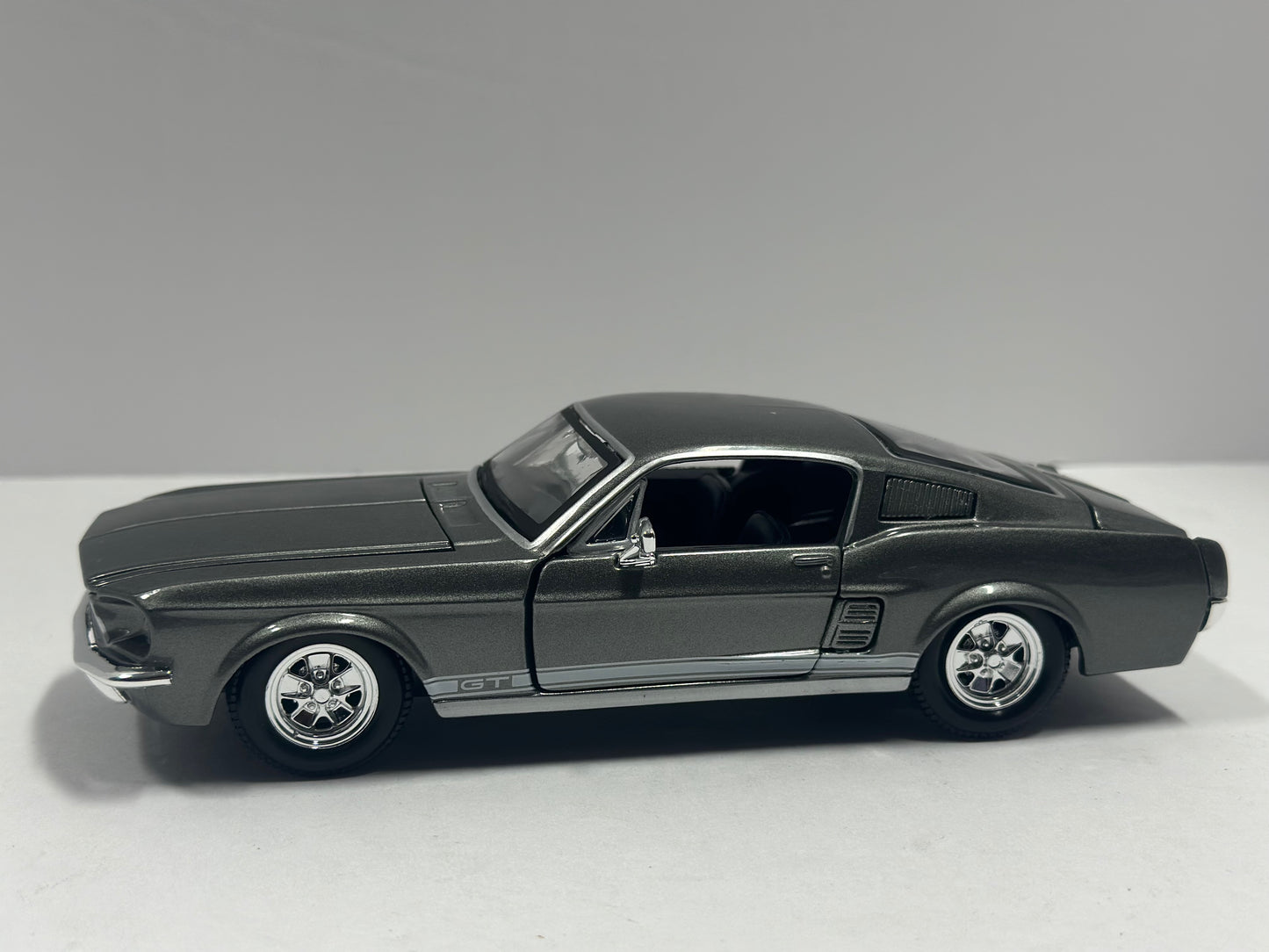 Maisto 1:24 1967 Ford Mustang GT Diecast