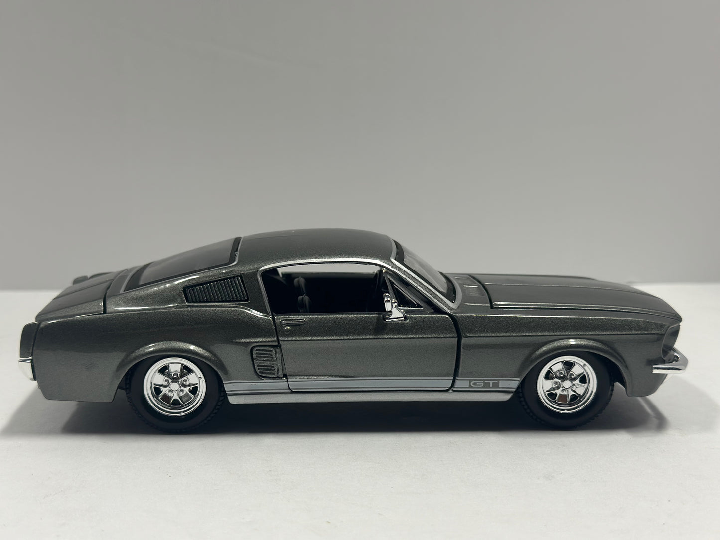 Maisto 1:24 1967 Ford Mustang GT Diecast