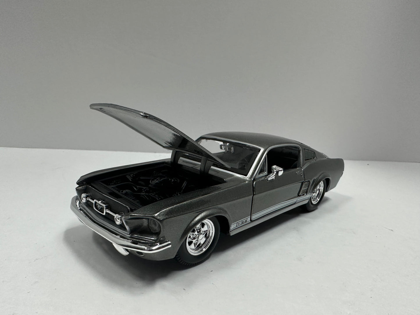 Maisto 1:24 1967 Ford Mustang GT Diecast